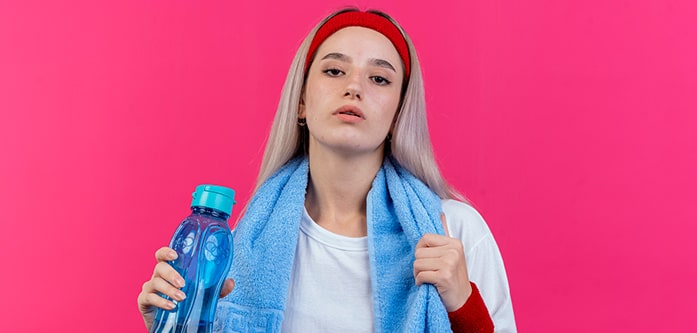 انداختن حوله ورزشی سبک دور گردن برای جابجایی انداختن حوله ورزشی سبک دور گردن برای جابجایی