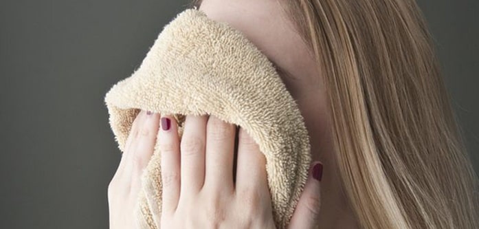 خشک کردن صورت با حوله صورت خشک کردن صورت با حوله صورت