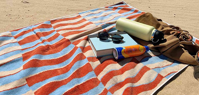 حوله ساحلی به عنوان زیر انداز حوله ساحلی به عنوان زیر انداز