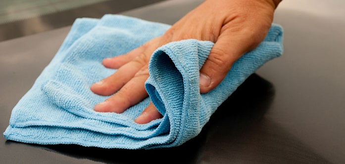 خشک کردن سطوح با حوله آشپزخانه خشک کردن سطوح با حوله آشپزخانه