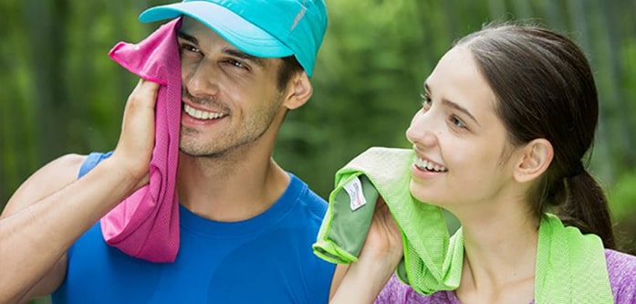 خشک کردن عرق با حوله ورزشی خشک کردن عرق با حوله ورزشی