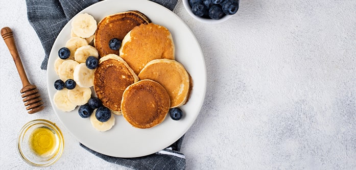 پنکیک موزی رژیمی با بلوبری پنکیک موزی رژیمی با بلوبری